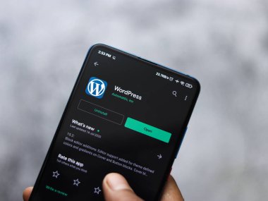 Assam, Hindistan - 2 Ağustos 2020: akıllı telefon ekranında Wordpress logosu. WordPress web sitesi için açık kaynaklı bir yazılımdır..