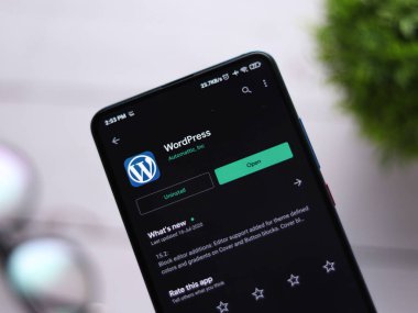 Assam, Hindistan - 2 Ağustos 2020: akıllı telefon ekranında Wordpress logosu. WordPress web sitesi için açık kaynaklı bir yazılımdır..