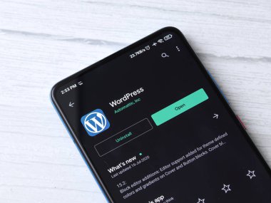 Assam, Hindistan - 2 Ağustos 2020: akıllı telefon ekranında Wordpress logosu. WordPress web sitesi için açık kaynaklı bir yazılımdır..
