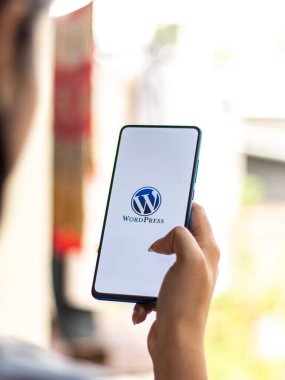 Assam, Hindistan - 2 Ağustos 2020: akıllı telefon ekranında Wordpress logosu. WordPress web sitesi için açık kaynaklı bir yazılımdır..