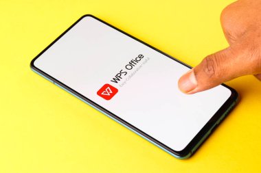Assam, Hindistan - 10 Nisan 2021: Telefon ekranı görüntüsünde WPS Ofis logosu.