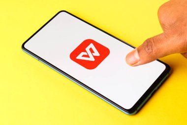 Assam, Hindistan - 10 Nisan 2021: Telefon ekranı görüntüsünde WPS Ofis logosu.