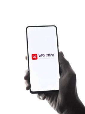 Assam, Hindistan - 10 Nisan 2021: Telefon ekranı görüntüsünde WPS Ofis logosu.