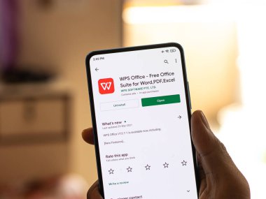 Assam, Hindistan - 10 Nisan 2021: Telefon ekranı görüntüsünde WPS Ofis logosu.