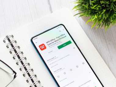 Assam, Hindistan - 10 Nisan 2021: Telefon ekranı görüntüsünde WPS Ofis logosu.