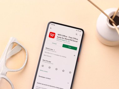 Assam, Hindistan - 10 Nisan 2021: Telefon ekranı görüntüsünde WPS Ofis logosu.