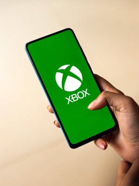 Assam, Hindistan - 20 Aralık 2020: Telefon ekranında Xbox logosu. 
