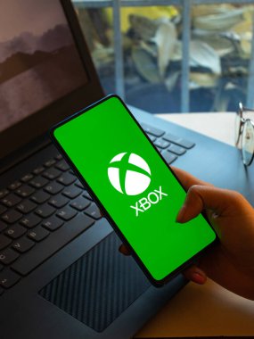 Assam, Hindistan - 20 Aralık 2020: Telefon ekranında Xbox logosu. 
