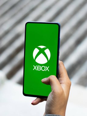 Assam, Hindistan - 20 Aralık 2020: Telefon ekranında Xbox logosu. 