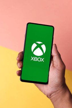 Assam, Hindistan - 20 Aralık 2020: Telefon ekranında Xbox logosu. 