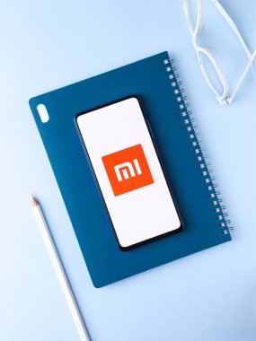 Assam, Hindistan - 9 Ağustos 2020 Xiaomi en büyük akıllı telefon üreticisi logosu.