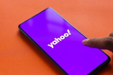 Assam, Hindistan - 31 Ocak 2021 Telefon ekranı görüntüsünde Yahoo logosu.
