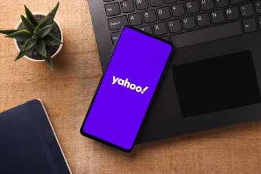 Assam, Hindistan - 31 Ocak 2021 Telefon ekranı görüntüsünde Yahoo logosu.