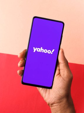 Assam, Hindistan - 31 Ocak 2021 Telefon ekranı görüntüsünde Yahoo logosu.