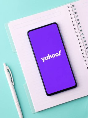 Assam, Hindistan - 31 Ocak 2021 Telefon ekranı görüntüsünde Yahoo logosu.