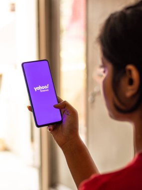 Assam, Hindistan - 19 Nisan 2021: Telefon ekranında Yahoo Finans logosu.