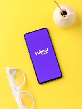 Assam, Hindistan - 19 Nisan 2021: Telefon ekranında Yahoo Finans logosu.