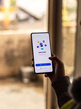 Assam, Hindistan - 31 Ocak 2021: Telefon ekranında Yahoo posta logosu.