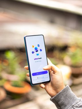 Assam, Hindistan - 31 Ocak 2021: Telefon ekranında Yahoo posta logosu.