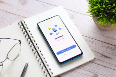 Assam, Hindistan - 31 Ocak 2021: Telefon ekranında Yahoo posta logosu.