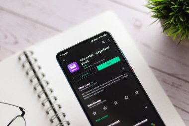 Assam, Hindistan - 31 Ocak 2021: Telefon ekranında Yahoo posta logosu.