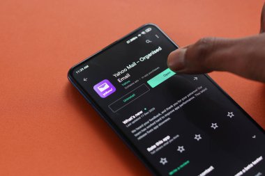 Assam, Hindistan - 31 Ocak 2021: Telefon ekranında Yahoo posta logosu.