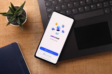 Assam, Hindistan - 31 Ocak 2021: Telefon ekranında Yahoo posta logosu.