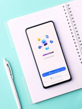 Assam, Hindistan - 31 Ocak 2021: Telefon ekranında Yahoo posta logosu.