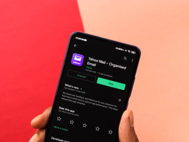 Assam, Hindistan - 31 Ocak 2021: Telefon ekranında Yahoo posta logosu.