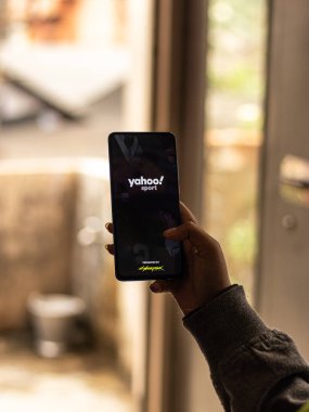 Assam, Hindistan - 31 Ocak 2021: Telefon ekranında Yahoo spor logosu.