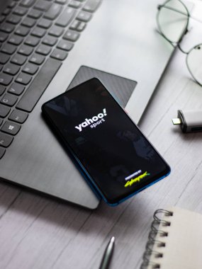 Assam, Hindistan - 31 Ocak 2021: Telefon ekranında Yahoo spor logosu.