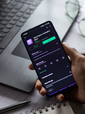 Assam, Hindistan - 31 Ocak 2021: Telefon ekranında Yahoo spor logosu.