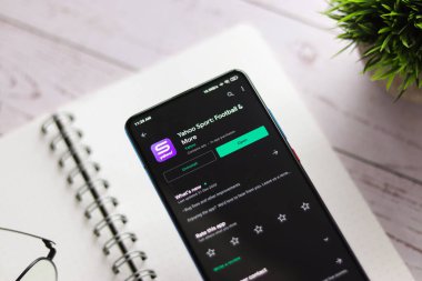 Assam, Hindistan - 31 Ocak 2021: Telefon ekranında Yahoo spor logosu.