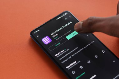 Assam, Hindistan - 31 Ocak 2021: Telefon ekranında Yahoo spor logosu.