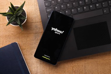 Assam, Hindistan - 31 Ocak 2021: Telefon ekranında Yahoo spor logosu.