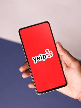 Assam, Hindistan - 15 Kasım 2020: Telefon ekranında Yelp logosu.