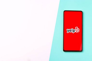 Assam, Hindistan - 15 Kasım 2020: Telefon ekranında Yelp logosu.