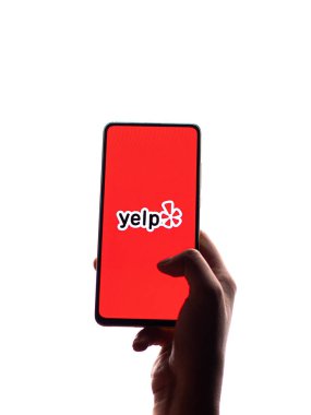 Assam, Hindistan - 15 Kasım 2020: Telefon ekranında Yelp logosu.