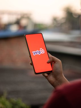 Assam, Hindistan - 15 Kasım 2020: Telefon ekranında Yelp logosu.