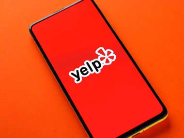 Assam, Hindistan - 15 Kasım 2020: Telefon ekranında Yelp logosu.