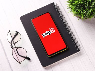 Assam, Hindistan - 15 Kasım 2020: Telefon ekranında Yelp logosu.
