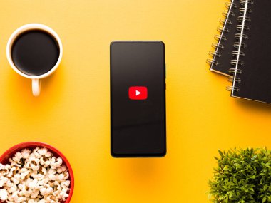 Batı Bangal, Hindistan - 28 Eylül 2021: Telefon ekranında Youtube logosu.