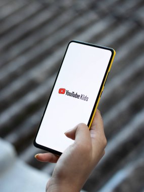 Assam, Hindistan - 29 Ekim 2020: Telefon ekranındaki Youtube çocuk logosu.