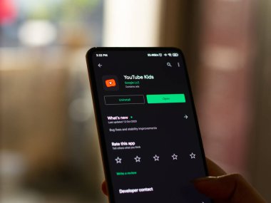 Assam, Hindistan - 29 Ekim 2020: Telefon ekranındaki Youtube çocuk logosu.