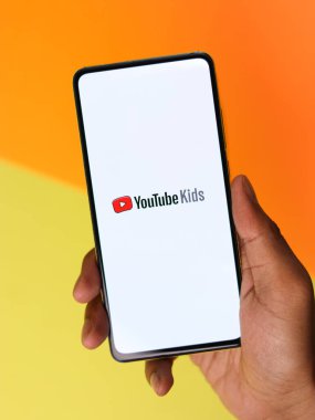 Assam, Hindistan - 29 Ekim 2020: Telefon ekranındaki Youtube çocuk logosu.