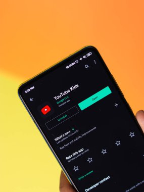 Assam, Hindistan - 29 Ekim 2020: Telefon ekranındaki Youtube çocuk logosu.