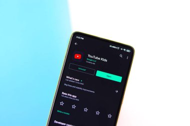 Assam, Hindistan - 29 Ekim 2020: Telefon ekranındaki Youtube çocuk logosu.
