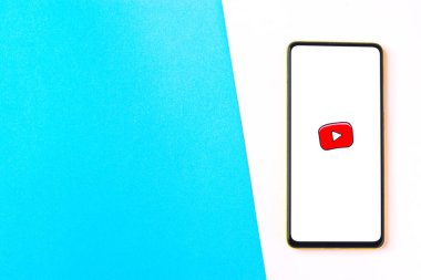 Assam, Hindistan - 29 Ekim 2020: Telefon ekranındaki Youtube çocuk logosu.