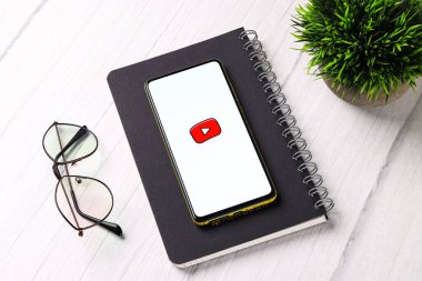 Assam, Hindistan - 29 Ekim 2020: Telefon ekranındaki Youtube çocuk logosu.