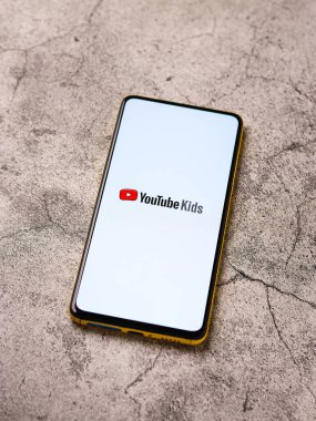 Assam, Hindistan - 29 Ekim 2020: Telefon ekranındaki Youtube çocuk logosu.